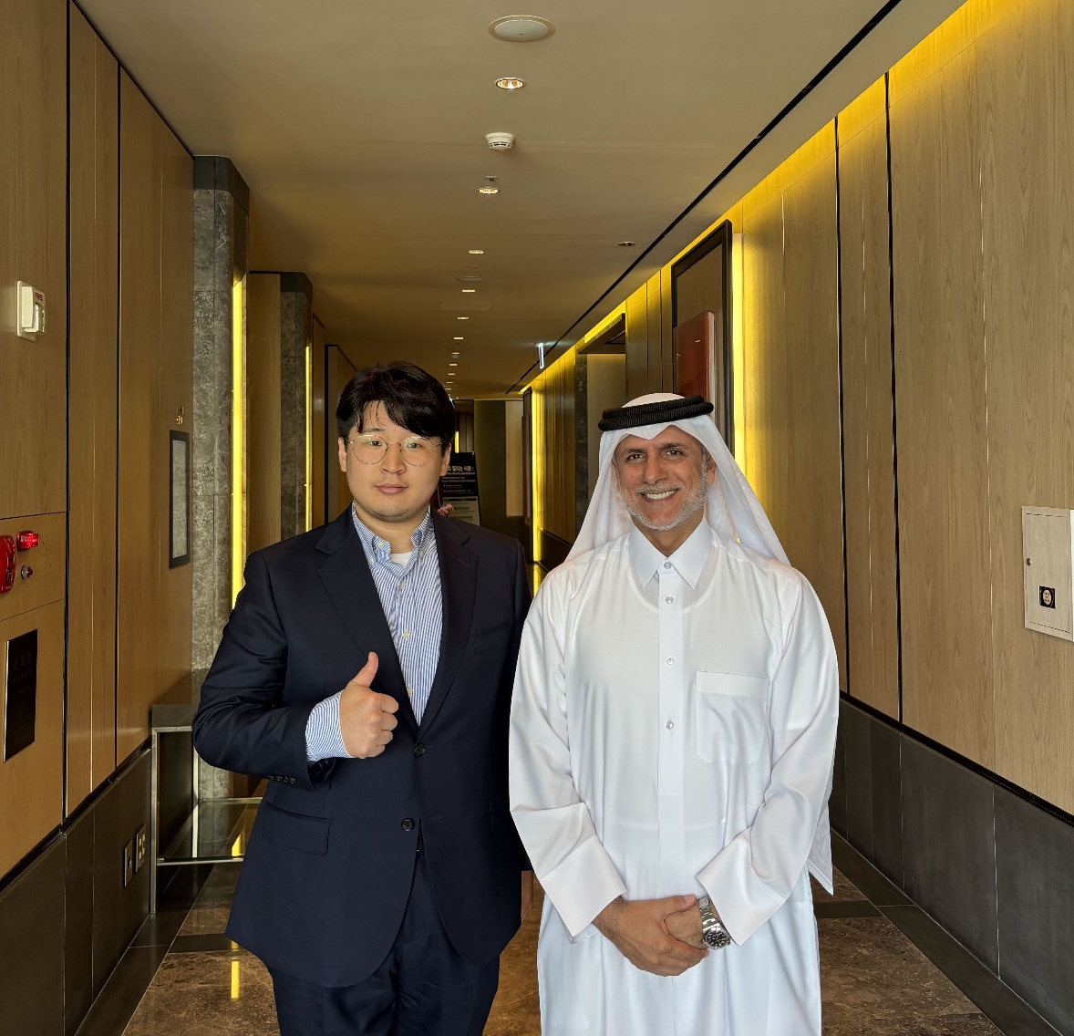 샘튼 심덕수 대표와 유세프 모하메드 알호르 GCC 창립 의장이 함께 촬영한 기념사진