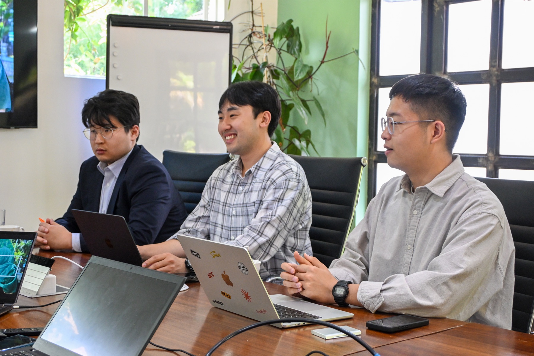 Impact Hub Nairobi関係者にプロジェクトを説明するSamtonチーム