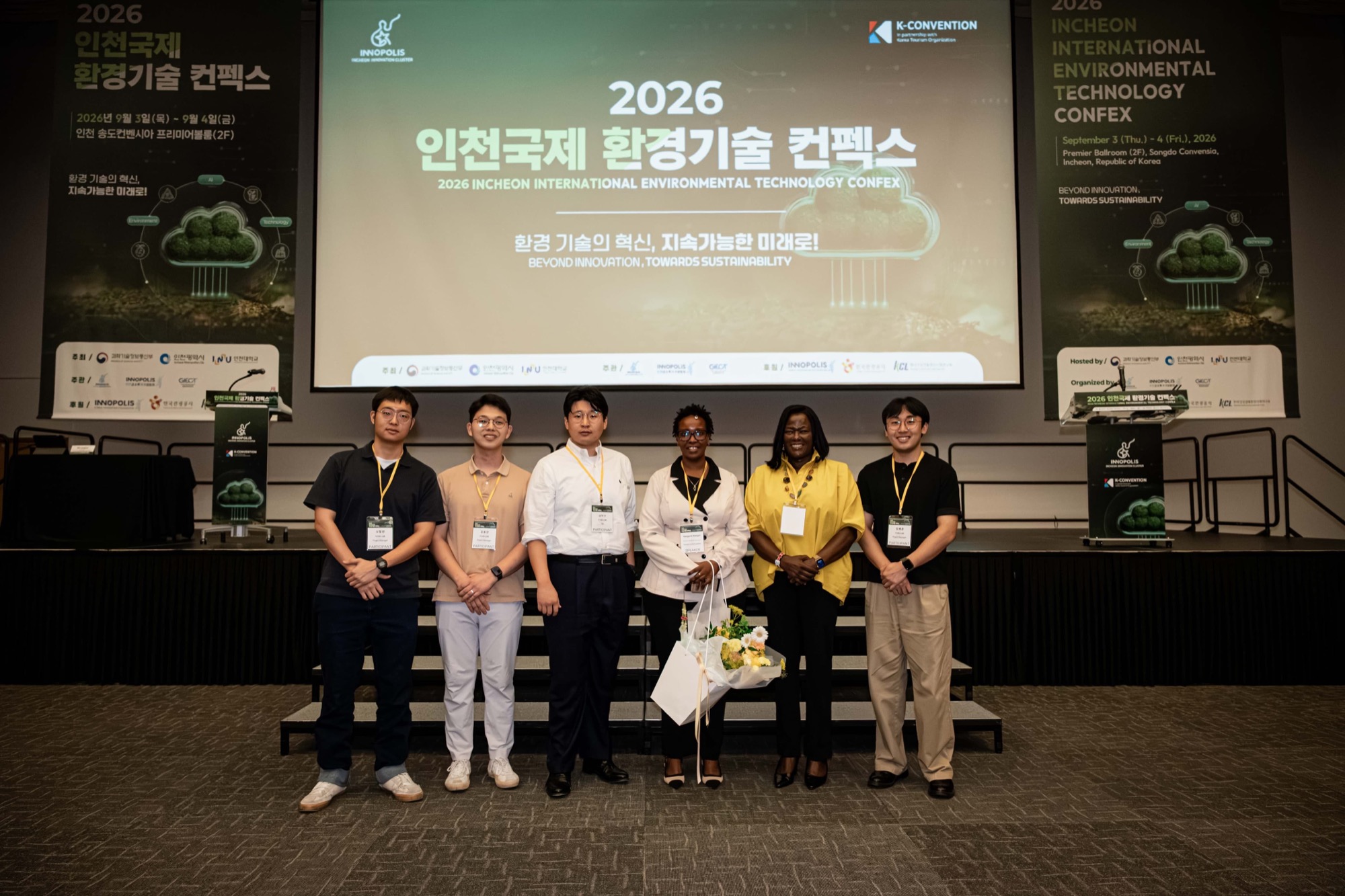 2026 인천국제환경기술컨펙스에서 에미 제로노 킵소이 주한케냐대사와 함께 촬영한 샘튼 기념사진