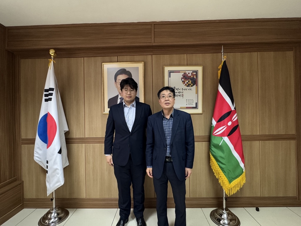 주케냐 대한민국 대사관에서 촬영한 샘튼과 참사관 기념사진